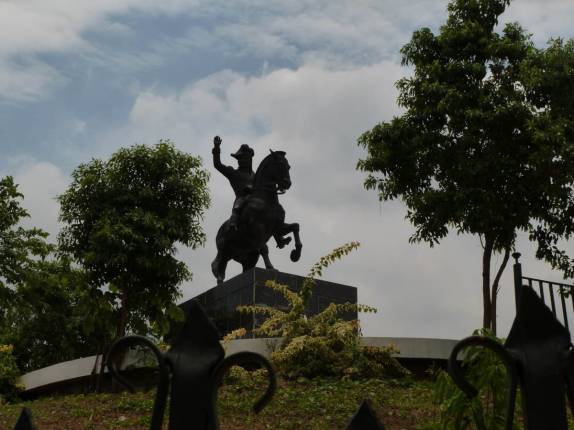 Monumento ao heroi da independência na praça central de Port-au-Prince, capital do Haiti